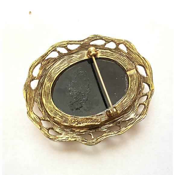 Tortolani Gold-Tone Cameo Brooch Pin – Vintage - Picture 3 of 3